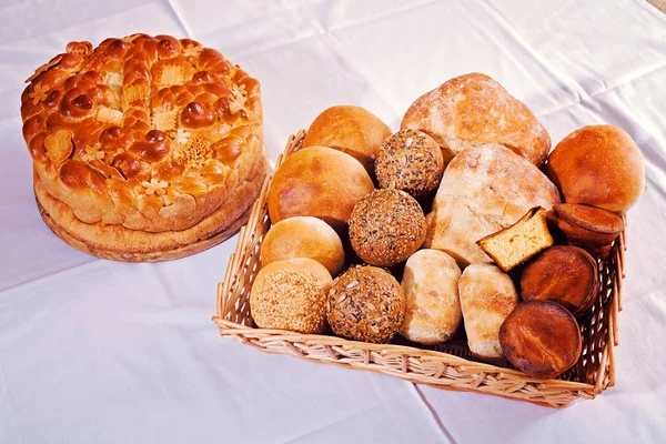 Verschillende Soorten Brood Gemaakt Van Diverse Bloem Een Rieten Mandje — Stockfoto