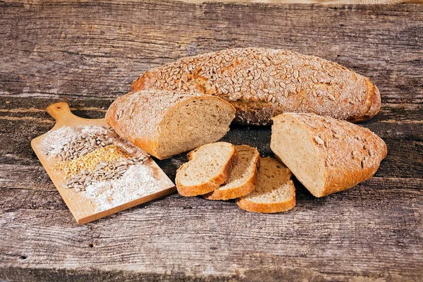 Brot Mit Samen Auf Dem Hölzernen Hintergrund — Stockfoto