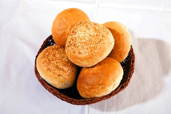 Kleines Rundes Brot Aus Weißmehl Einem Weidenkorb — Stockfoto