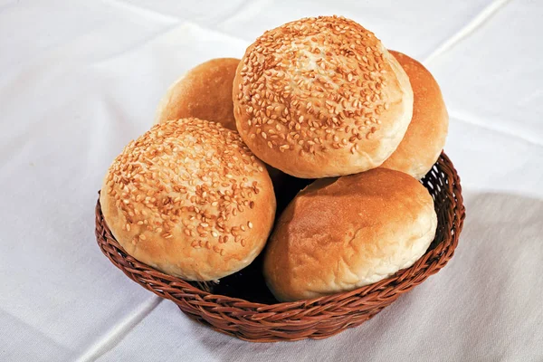 Piccolo Pane Rotondo Fatto Farina Bianca Cestino Vimini — Foto Stock