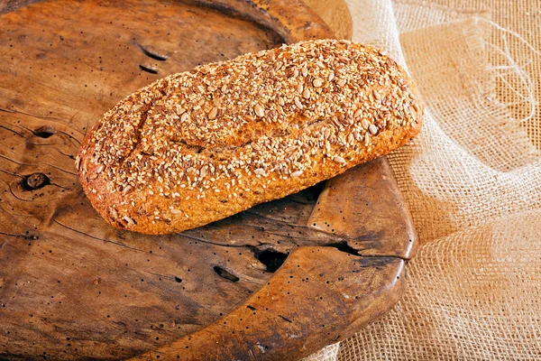 Brot Mit Samen Auf Dem Holzteller — Stockfoto