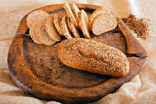 Brood Met Zaden Houten Plaat — Stockfoto