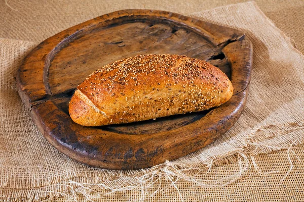 Brot Mit Samen Auf Dem Hölzernen Hintergrund — Stockfoto