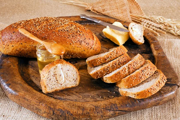 Pane Con Semi Sullo Sfondo Legno — Foto Stock