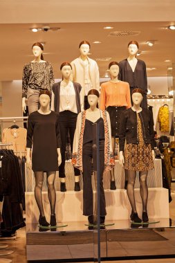 Mağazada giysi sergilenecek oyuncak bebekler, alanın derinliğine dikkat edin