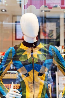 Vitrindeki plastik bebek reklam giysileri için, yüzeysel alan derinliğine dikkat edin.