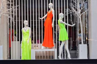 Mankenler üzerindeki çıplak giysiler, alan derinliğine dikkat edin.