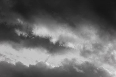 Mavi gökyüzündeki fırtınadan önce bulutlar, sığ alan derinliğine dikkat edin