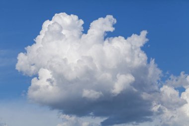 Açık gökyüzünde bulutlar