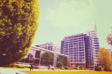 Çevreye sahip ticari binalar, alan derinliğine dikkat edin