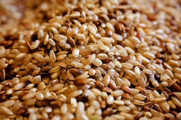 Kahverengi pirinç masaya döküldü.