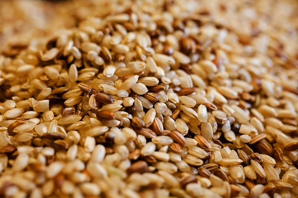 Kahverengi pirinç masaya döküldü.