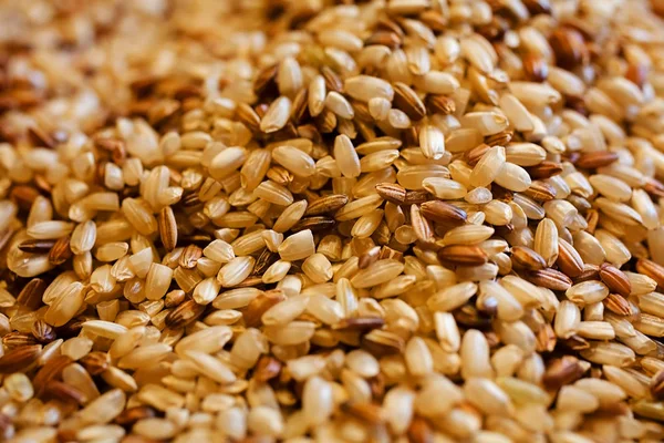 Kahverengi pirinç masaya döküldü.