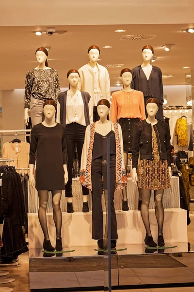 Mağazada giysi sergilenecek oyuncak bebekler, alanın derinliğine dikkat edin