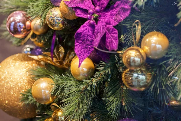 Πρωτοχρονιάτικα Στολίδια Στο Δέντρο Πολλές Μπάλες Σημειώστε Ρηχό Βάθος Πεδίου — Φωτογραφία Αρχείου
