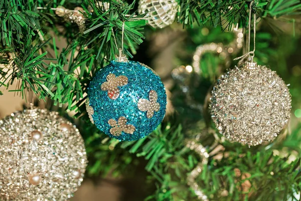 Las Decoraciones Año Nuevo Árbol Con Muchas Bolas Noten Profundidad —  Fotos de Stock