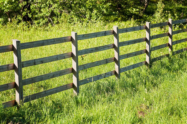 деревянный забор вокруг фермы в лесу, обратите внимание на мелкую глубину поля
