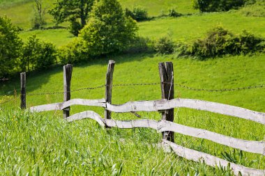 Dağdaki ahşap tahtalardan çitler, sığ alan derinliğine dikkat edin.
