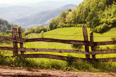 Dağdaki ahşap tahtalardan çitler, sığ alan derinliğine dikkat edin.