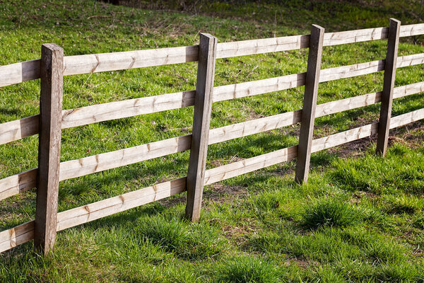 забор из деревянных досок на горе, обратите внимание на мелкую глубину резкости
