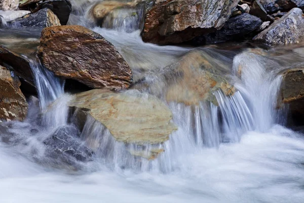 Clear Mountain Running Water Note Shallow Depth Field — 스톡 사진