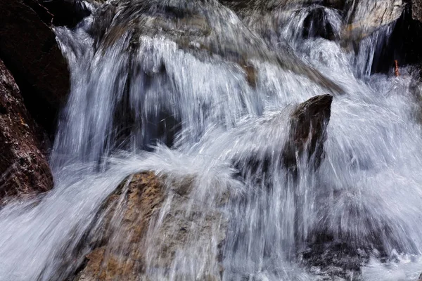 Clear Mountain Running Water Note Shallow Depth Field — 스톡 사진