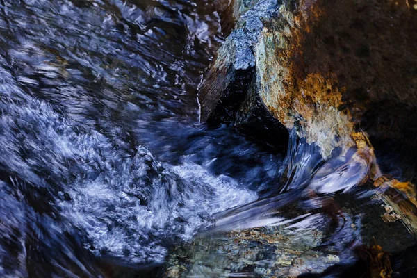 Камень Горной Водой Обратите Внимание Мелкую Глубину Резкости — стоковое фото