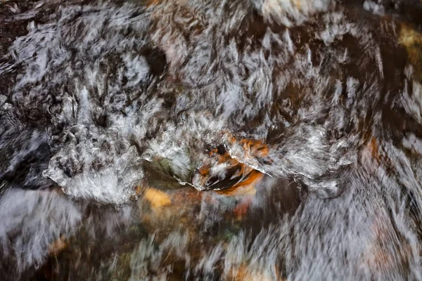 Камень Горной Водой Обратите Внимание Мелкую Глубину Резкости — стоковое фото