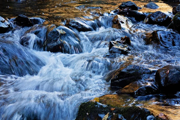 山の水の下の石フィールドの浅い深さに注意してください — ストック写真