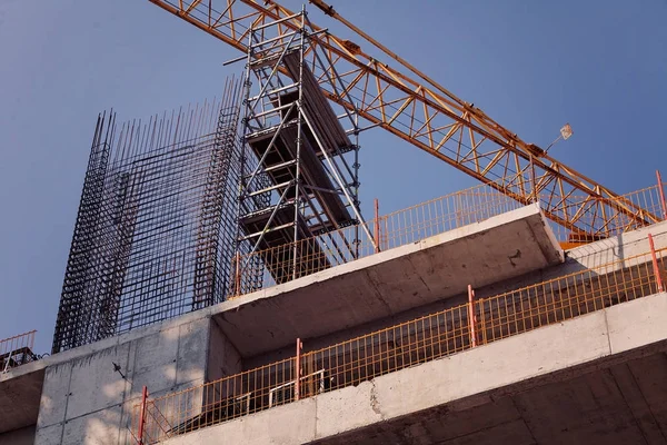 Baustelle Mit Geräten Und Arbeitern — Stockfoto