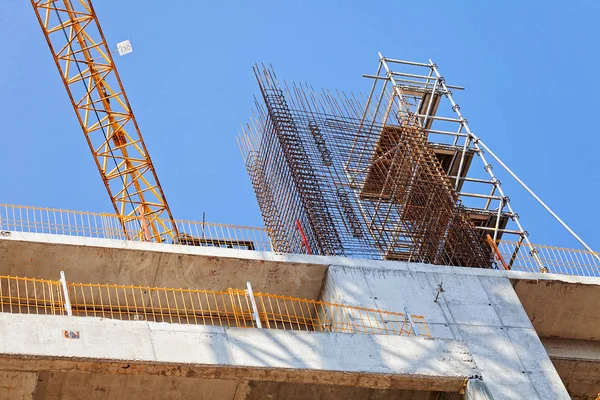 Baustelle Mit Geräten Und Arbeitern — Stockfoto