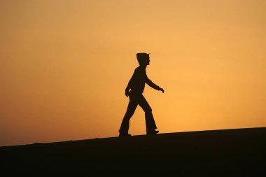 Kumul günbatımı yürüyüşe