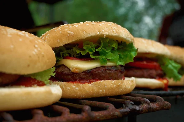 Gros Plan Délicieux Cheeseburger Prêt Emploi Fait Galettes Grillées Juteuses — Photo