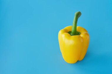 Mavi arkaplanda sarı biber