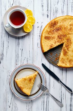 Lezzetli pasta ve limonlu çay. Tarçın krem olmadan Avrupa pasta. Lor Tatlısı, Hint / Çin çay, narenciye. Bir restoranda servis tablo. 