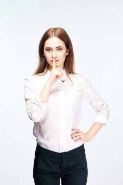 Genç güzel kadın gizli ve sır tutmak sorar. Kız dudak yakınındaki bir işaret parmağı tutar. 