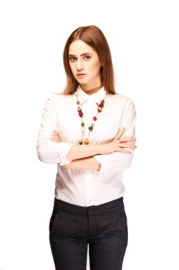 Şakacı geçti silah ile güzel kız kameraya benziyor. Bir kadın iş giyim iş yapar. İş kadını güzel tasma ile beyaz bir gömlek, siyah pantolon ve sıradışı boncuk.