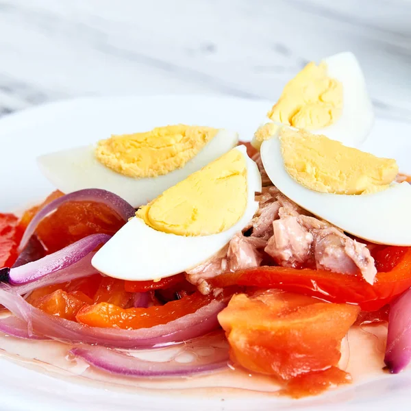 Asian / European Mechouia salada closeup. Salada com pimentas, cebolas, tomates, temperos, temperos e ovos cozidos. Fazenda de legumes e ovos orgânicos. Alimentos de baixa caloria para a dieta . — Fotografia de Stock