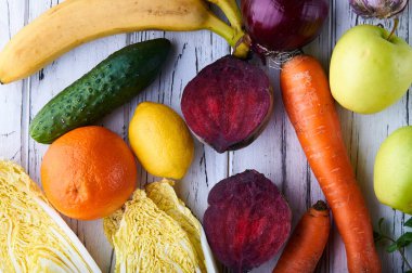 Ürünler detoks diyet için kümesi. Taze meyve ve sebze Beyaz ahşap zemin üzerinde. Rasyon bir beslenme uzmanı kilo kaybı için. Etsiz vejetaryen yiyecekler.