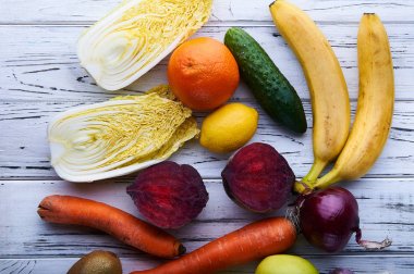 Ürünler detoks diyet için kümesi. Taze meyve ve sebze Beyaz ahşap zemin üzerinde. Rasyon bir beslenme uzmanı kilo kaybı için. Etsiz vejetaryen yiyecekler.