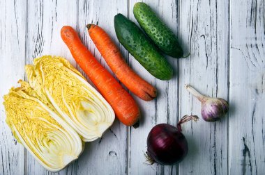 Taze sebze salatası için üst üste yalan. Sebze kesme tahtası aşçı tarafından. Güler yüzlü için malzemeler, suyu detoks. Vejetaryen ve çiğ gıda.