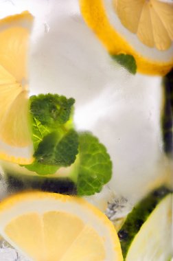Vücut yakın çekim detoxifying için ana içki. Alkollü, alkolsüz içecek salatalık, nane, limon, buz küpleri ile. Su veya tonik ile buz mojito. Sabah içki yoğun kilo kaybı için.