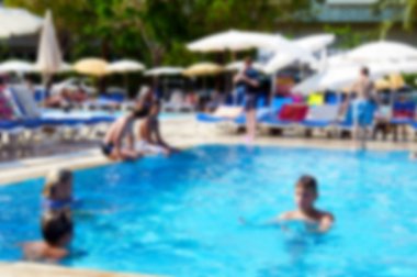 Görüntü'nün birçok kişi bir sıcak yaz gününde havuz kenarında dinlenin. Tatil, tatil sırasında mükemmel rahatlama güneyde. Erkekler, kadınlar, çocuklar yüzme havuzunda ve şezlonglar üzerinde güneşlenmek.
