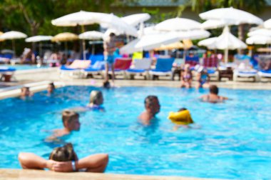 Görüntü'nün birçok kişi bir sıcak yaz gününde havuz kenarında dinlenin. Tatil, tatil sırasında mükemmel rahatlama güneyde. Erkekler, kadınlar, çocuklar yüzme havuzunda ve şezlonglar üzerinde güneşlenmek.