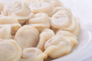 İştah açıcı köfte, vareniki, mantı, momo yakın çekim. Rusya, İtalya, Asya'nın geleneksel çanak. Haşlanmış hamur dolgu ile. Et, balık, sebze ile mantı. Bir içten kahvaltı, Öğle Yemeği, akşam yemeği.