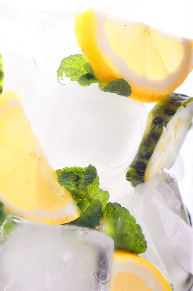 La bebida principal para desintoxicar el cuerpo de cerca. Bebida alcohólica, sin alcohol con pepino, menta, limón, cubitos de hielo. mojito de hielo con agua o tónico. Bebida de la mañana para la pérdida de peso intensa . — Foto de Stock