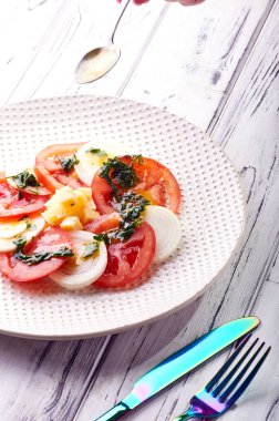 Bir kadın aşçı sebze, zeytin, ayçiçeği, mısır yağı ve maydanoz, kişniş, fesleğen üzerinden güzel bir salata sosu dökülen. Yemek sağlıklı diyet Kahvaltı, Öğle Yemeği, akşam yemeği.