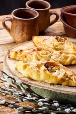 Geleneksel Rusya, Ukrayna, Belarus, Slav börekleri Merkezi delik. Rasstegay - pasta lahana, et, balık, mantar. Rustik Seramik içinde belgili tanımlık geçmiş. Şu yeni gelişen bir söğüt dalı.