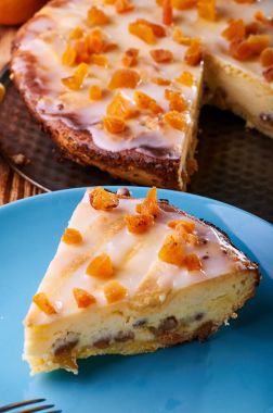 Peynirli kek lezzetli bir tatlı olarak seçeneklerden biri. Lehçe Cracow peynirli kek. İştah açıcı syrnik Kuruyemiş ve portakal ile. Çocuklar ve yetişkinler sıcak turuncu tonları için a muamele etmek.