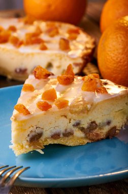 Peynirli kek lezzetli bir tatlı olarak seçeneklerden biri. Lehçe Cracow peynirli kek. İştah açıcı syrnik Kuruyemiş ve portakal ile. Çocuklar ve yetişkinler sıcak turuncu tonları için a muamele etmek.